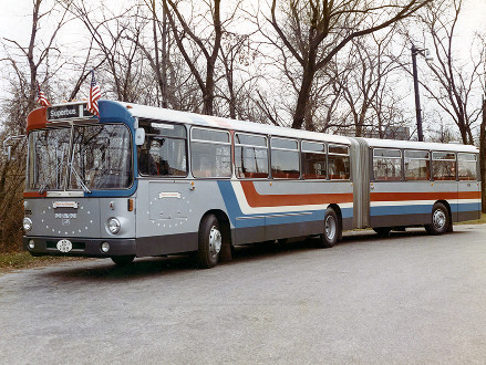 一輛鏈接的曼恩 SG 192公交車(chē)行駛在美國(guó)的道路上