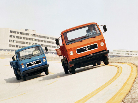 1981年，兩輛正在路測(cè)的MAN-VW G90s卡車(chē)