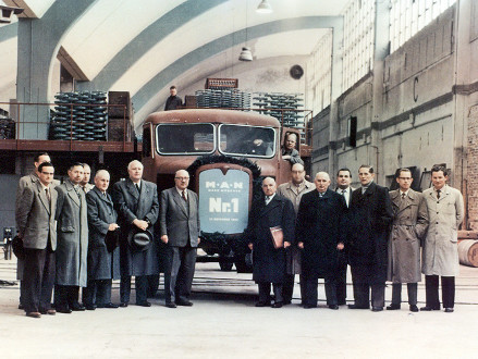 1955年，慕尼黑工廠第一輛曼恩卡車(chē)的照片