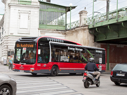 曼恩混動(dòng)公交車(chē)行駛在歐洲城市街道